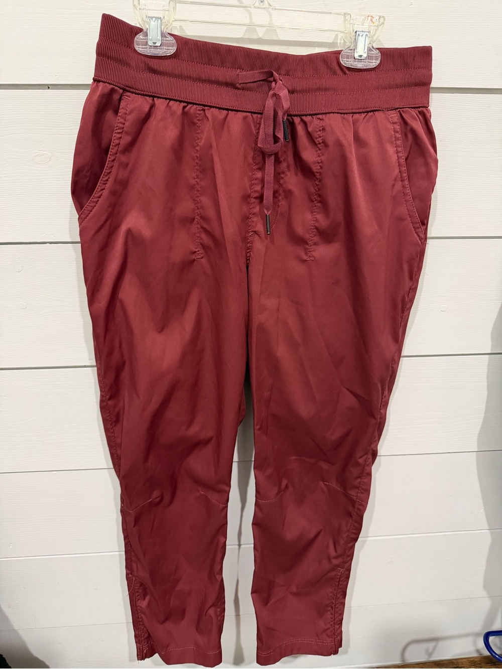 Women's Drawstring Jogger Capris - Burgundy